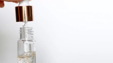  Beyaz Arkaplanda Kozmetik Borudan Düşen Altın Damlalı Serum