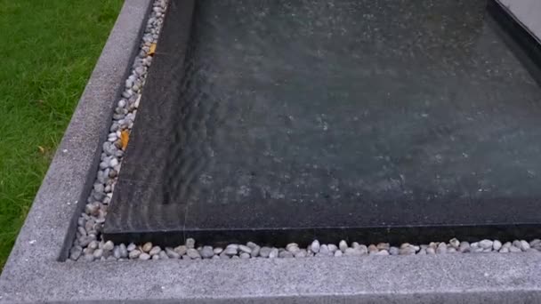 Ondulación de agua en un día ventoso en la piscina decorativa cerca del condominio — Vídeos de Stock