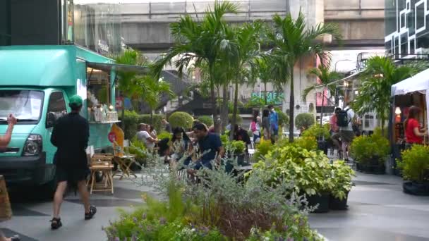Gente caminando y relajándose al aire libre cerca del centro comercial en Bangkok, Tailandia — Vídeos de Stock