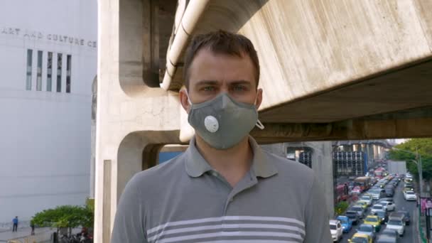 Man in Protective Mask Stands on Street in Urban City and Road with Cars — Stockvideo