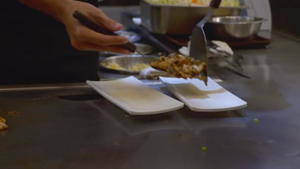 Кухар приготування свіжого курячого м'яса готується для обслуговування клієнта ресторан — стокове відео