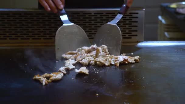 Chef profesional de pollo a la parrilla en el restaurante Open Grill — Vídeo de stock