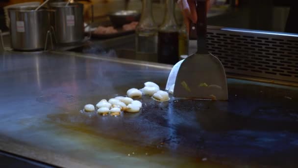 Chef Teppanyaki che cucina il polpo una padella calda aperta nel ristorante — Video Stock