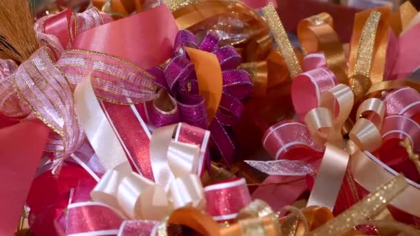 Ассортимент красочных декоративных бантов в подарок ко Дню Святого Валентина, Рождеству — стоковое видео