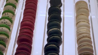 Cafe Vitrininde Fransız kurabiyelerinin renkli çeşitleri