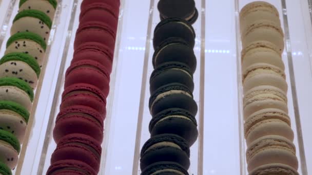 Colorido variedade de biscoitos Macaroons franceses na vitrine do café — Vídeo de Stock