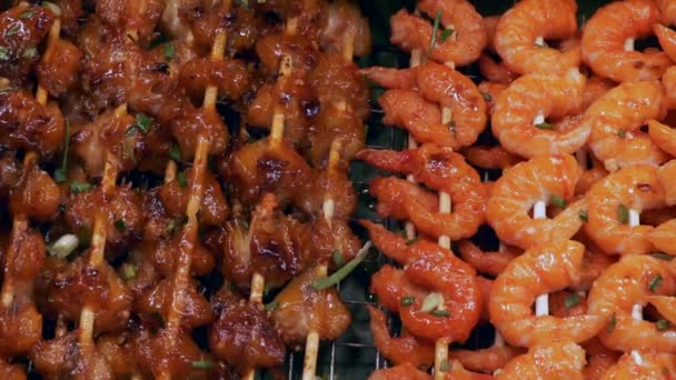 Primer plano de la comida tradicional en palos de madera en Asia Walking Street — Vídeos de Stock