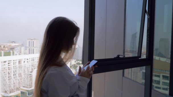 Femme d'affaires debout dans le bureau, en utilisant Smartphone et messagerie avec le client — Video