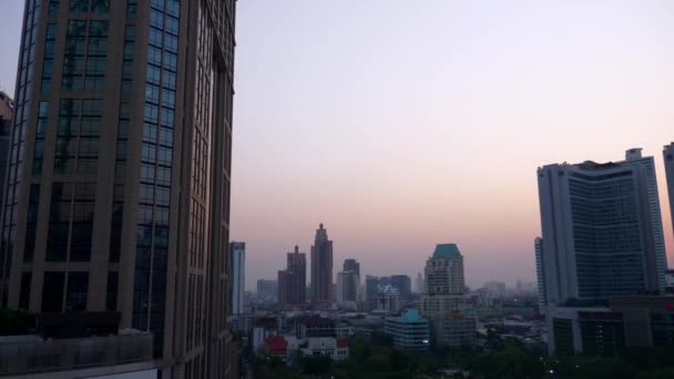 Skyline of Modern City på kvällen med skyskrapor, Bangkok, Thailand — Stockvideo