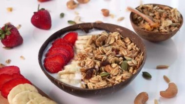 Beyaz Masa 'dan Çilekli Kadın Elleri Meyve Smoothie Kasesi