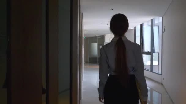 Jeune femme d'affaires marchant vers le couloir de l'immeuble de bureaux — Video