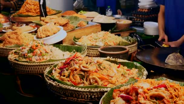 Deliciosa comida con mariscos, arroz frito, verduras en el mercado nocturno en Tailandia — Vídeo de stock