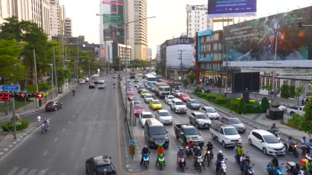 Carros y motocicletas Staying and Waiting Green Color of Traffic Light — Vídeo de stock