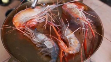 Metal Tong 'lu Adam Eli Izgara Taze Kral Karidesleri Dönüştürüyor