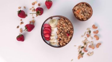 Kadın Eller Hindistancevizi Kabuğunu Sağlıklı Yiyeceklerle Döndürür