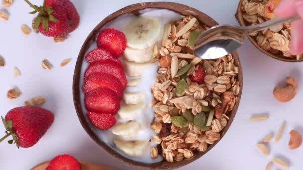 Primer plano de comer sano vegano Smoothie Bowl para el desayuno — Vídeos de Stock