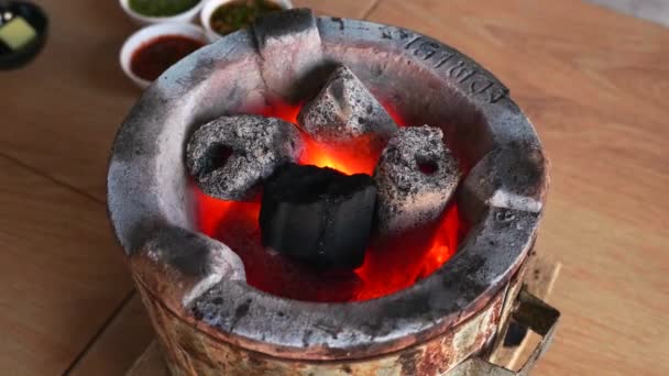 Flammen aus Holzkohle in Bbq-Restaurant im Freien — Stockvideo