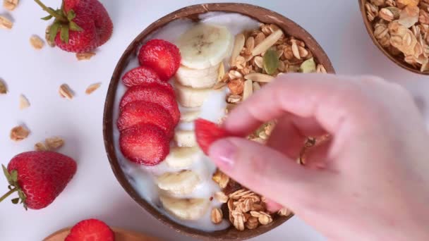 Primer plano de comer sano vegano Smoothie Bowl para el desayuno — Vídeos de Stock