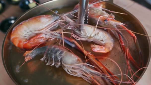 韩国户外餐馆的新鲜国王大虾在金属盘的黄油上油炸 — 图库视频影像