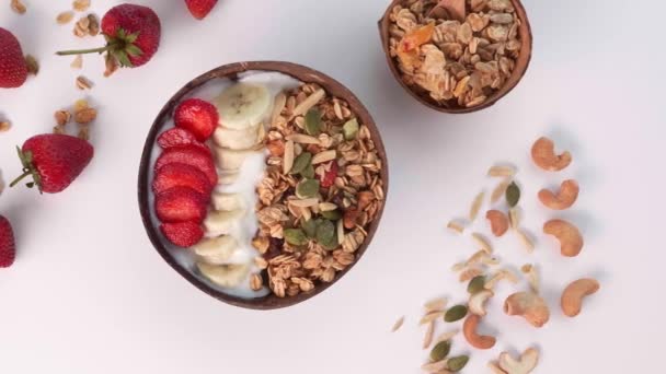 Vegansk smoothie skål med granola, nötter, färsk frukt och bär — Stockvideo