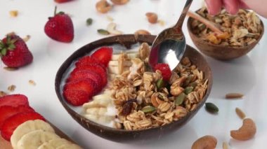 Granola, Fındık ve Taze Meyvelerle Meyve Smoothie Kasesi Yiyen Kadın