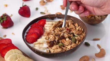 Sağlıklı Kahvaltı Yiyen Yavaş Kadın Hareketi Granola, Fındık ve Çilek