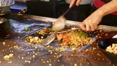 Şef Tayland 'da Asya sokak yemeklerinde Tofu ile vejetaryen kızartma pilavı pişiriyor.