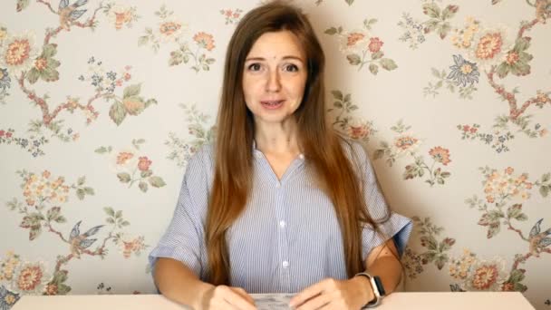 행복 한 블로거 소녀는 구독자들을 위해 비디오를 찍고 집에서 비디오 블로그를 하고 있습니다. — 비디오