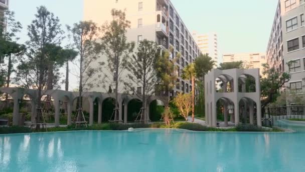 Complejo de condominio vacío con piscina en cuarentena debido al coronavirus — Vídeo de stock