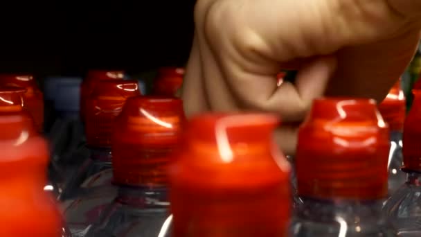 Close-up van Man Hand neemt een fles water in de supermarkt — Stockvideo