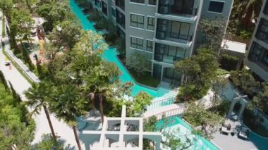 Tropikal Bahçeli Modern Apartman Kompleksinin Drone Hava Görüntüsü