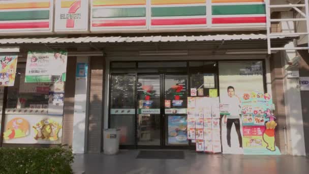 Tayland 'da küçük bir süpermarkete giriş. — Stok video