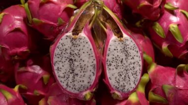 Kırmızı Pitahaya Yığını veya Ejderha Meyvesi veya Pitaya ile 1 Pitahaya Dilimlenmiş