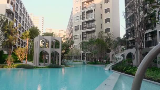 Piscina Vacía y Diseño de Paisaje en el Área de Recreación de Condominios — Vídeo de stock