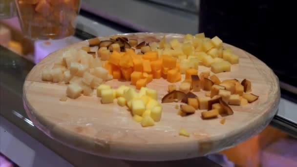 Man Hand Biorąc kawałki sera z płyty drewnianej w supermarkecie — Wideo stockowe