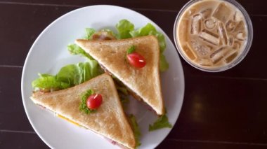 Beyaz Tabakta Sandviç ve Kafe 'deki Masada Buzlu Kahve