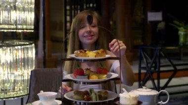 Mutlu Genç Kadın Keki Al ve Tatlı Pastalar 'dan ısır.
