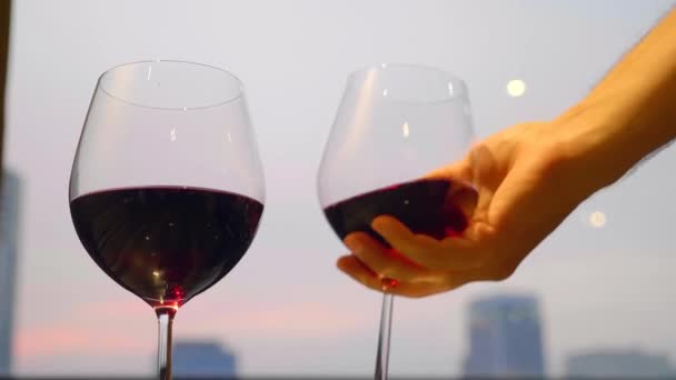 Main d'homme mettant le verre de vin rouge sur la table après avoir bu, barre d'espace ouvert — Video