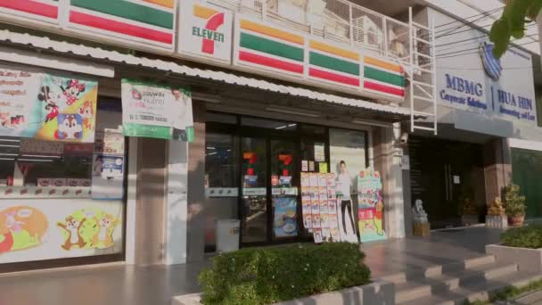 Sağlıklı Yüz Maskeli Kadın Tayland 'da 7-11 numaralı markete gidiyor. — Stok video