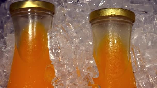 Bebida de frutas exprimida alta en vitamina C en Storefront — Vídeo de stock