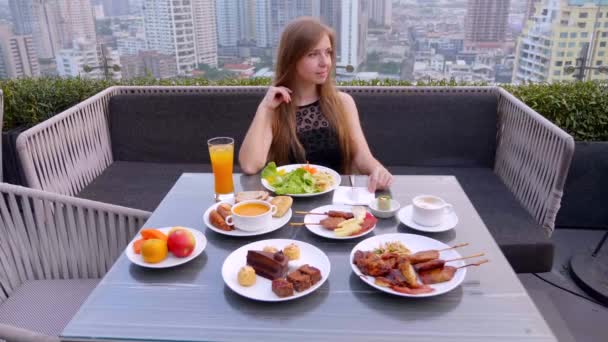 Vrouwen zitten op de tafel met eten en drinken in Outdoor Rooftop Restaurant — Stockvideo