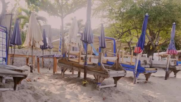 Пляжи и зоны отдыха Таиланда закрыты карантином для борьбы с коронавирусом — стоковое видео