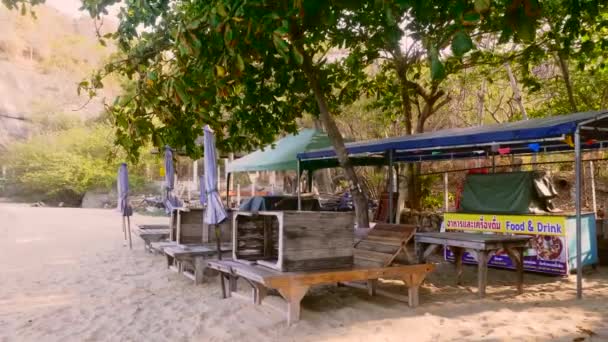 Пляжи и зоны отдыха Таиланда закрыты для медленного распространения коронавируса Covid-19 — стоковое видео