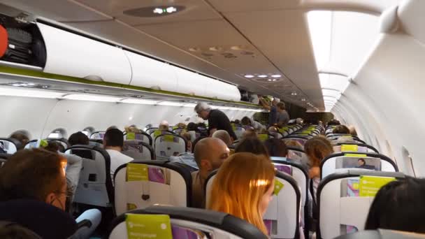 Кабина самолетов, полная туристов, готовящихся к вылету на родину — стоковое видео
