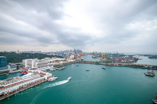 背景に大きなクルーズライナー、ボート、クレーンを持つシンガポールのシーポート — ストック写真