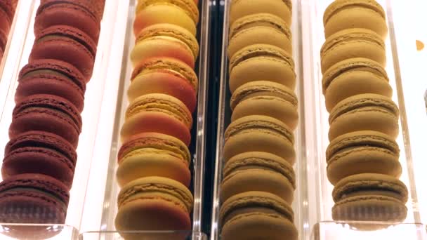 Válogatás a Macaroon Sweets a bolt ablakán süteményekkel — Stock videók