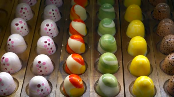 Sortimentul de ciocolată multicoloră bomboane pe fereastra magazinului — Videoclip de stoc