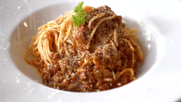 Chef Sprinkles Parmesan on Pasta Bolognese on White Plate in Restaurant — стокове відео
