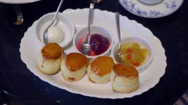 Geleneksel İngiliz Öğleden Sonra Çay Çörekleri Kremalı ve Reçelli Lüks Restoranda