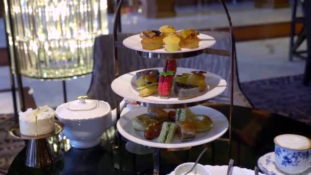 Weiße Teller mit süßen Kuchen und Bagels im Luxusrestaurant — Stockvideo